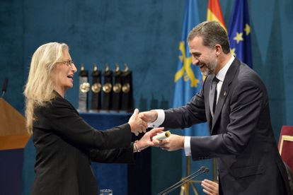 Felipe de Borbón hace entrega a Annie Leibovitz del Premio Príncipe de Asturias de Comunicación y Humanidades, el 25 de octubre de 2013 en Oviedo.