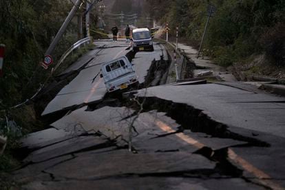 Daños causados en una carretera en la península de Noto tras el terremoto, este martes.