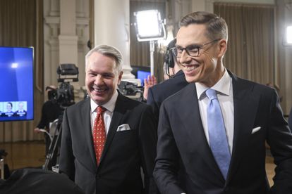 Alexander Stubb (derecha) y Pekka Haavisto, durante el escrutinio, este domingo en Helsinki.