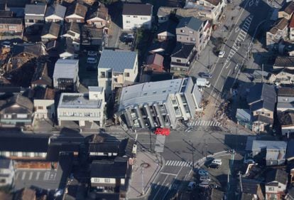 Vista aérea de un edificio derrumbado en la ciudad de Wajima tras el seísmo, este martes.