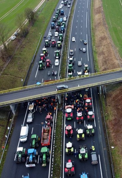 Los tractores de los agricultores franceses bloquean la autopista A1 en Chamant, cerca de París, este viernes.