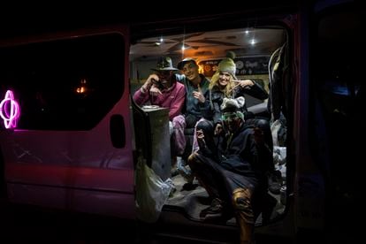Un grupo de amigos descansan en su furgoneta, donde conviven durante su estancia en la 'rave', la noche este miércoles.
