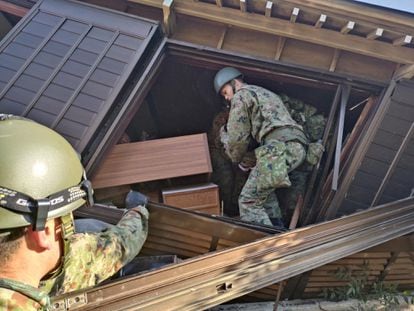 Militares buscan supervivientes entre los escombros en Wajima, este martes.