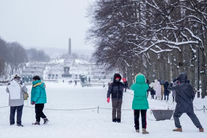 Estampa de Oslo bajo la nieve, este martes.