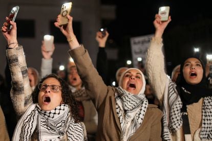 Varios manifestantes sujetan sus teléfonos móviles en el aire durante una protesta por la muerte de Saleh al Aruri, este miércoles en Beirut. 