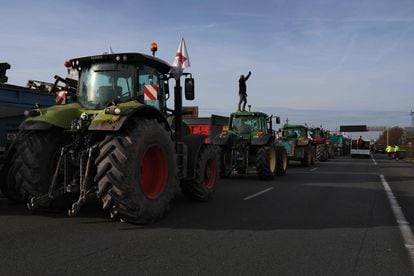 Un agricultor se toma un selfi subido al techo de su tractor durante un bloqueo de la autopista A6 cerca de Villabe, al sur de París.