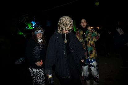 La mayoría de asistentes comparten cierta estética cyberpunk, con ropas llamativas, peinados coloridos, gafas de sol y capucha, en la imagen, tres participantes posan este miércoles.