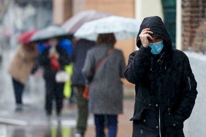 Varias personas se protegen de la lluvia, este miércoles en Madrid.