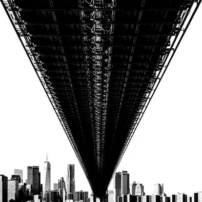 El perfil urbano de Nueva York bajo el puente de Brooklyn.