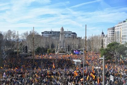 Asistentes a la manifestación contra la amnistía convocada por el PP, este domingo, en La Plaza de España de Madrid.