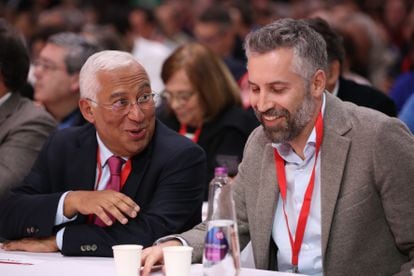 António Costa, a la izquierda, y Pedro Nuno Santos, en la inauguración del 24º congreso del Partido Socialista en Lisboa.