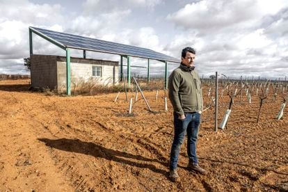 José David Garrido muestra su pozo (una caseta de obra con placas solares) en una inspección del Seprona.