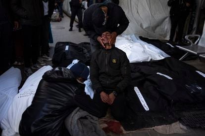 Un hombre llora junto a los cadáveres de varias personas muertas tras un ataque israelí sobre Rafah, este lunes.