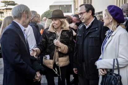 La exvicepresidenta del Gobierno María Teresa Fernández de la Vega en el centro de la imagen, saluda a los socialistas Ciprià Ciscar y Vicent Soler.