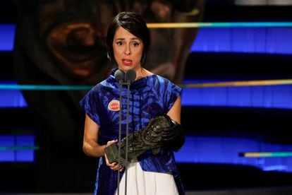 Mejor dirección novel: Estíbaliz Urresola Solaguren con el galardón a mejor dirección novel por '20.000 especies de abejas'.