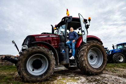 José Luis Monge delante de su tractor en Langa de Duero. Las protestas de los agricultores llegan a Madrid y convocan un paro indefinido.