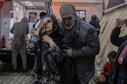 Dos heridos por los bombardeos israelíes llegan al hospital de Kuwait para ser atendidos, este lunes.