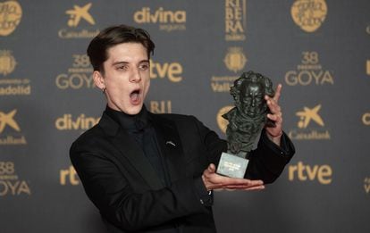 El actor argentino Matias Recalt posa con el premio al mejor actor revelación por la película 'La sociedad de la nieve'.