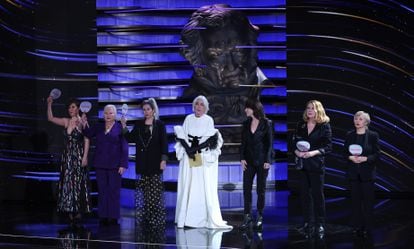 Susi Sánchez (en el centro), vicepresidenta de la Academia, ha subido al escenario con sus compañeras de la Junta Directiva, todas portando los pai pai con el lema Se acabó que ha repartido en la gala CIMA, la organización que representa a las mujeres en el cine.
