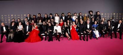 Todos los premiados posan con sus respectivos Goyas tras el final de la gala.