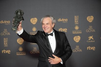 José Coronado besa el premio a mejor actor de reparto por la película 'Cerrar los ojos' tras recoger el galardón.