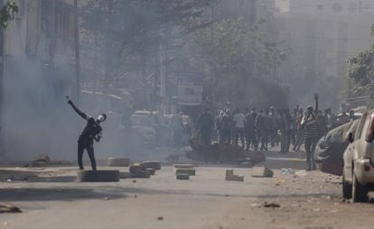 Manifestantes contra la decisión de aplazar las elecciones de Senegal, en una calle de Dakar, el 9 de febrero.