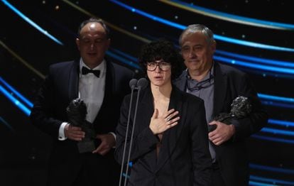 Los integrantes del equipo de ´La sociedad de la nieve´, Pau Costa, Feliz Bergés y Laura Pedro, tras recibir el Goya a 'mejores efectos especiales'.