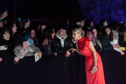 Yolanda Díaz saluda a las puertas de la gala.