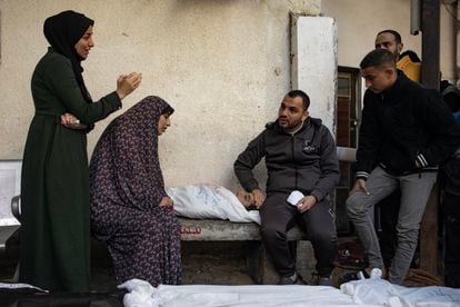 La familia de un niño muerto en un bombardeo israelí llora delante de su cadáver en la morgue del hostibal Al Najar, en el sur de la Franja de Gaza.