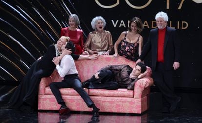 Pedro Almodóvar se ha reunido con las actrices que conformaron el mítico reparto de 'Todo sobre mi madre' que cumple 25 años. Penélope Cruz, Cecilia Roth, Marisa Paredes y Antonia San Juan han recordado a la película ganadora de mejor película internacional en el 2000 y ganadora de seis goyas, entre ellos el de mejor película. Paredes y San Juan han repetido parte de sus legendarios diálogos para después dar paso al premio de Goya internacional.