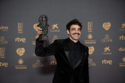 David Verdaguer alza el Goya a mejor actor protagonista por 'Saben aquell' durante el 'photocall'.