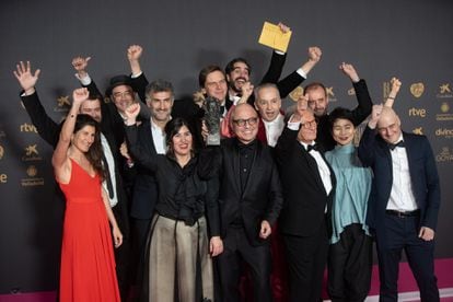 El equipo de 'Robot Dreams' posa con el premio a la mejor película de animación por 'Robot Dreams'.
