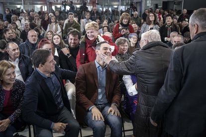 Pedro Sánchez (centro), acompañado por candidato a la presidencia de la Xunta, José Ramón Gómez Besteiro (izquierda), recibe el cariño de los simpatizantes este sábado en San Cibrao das Viñas (Orense).