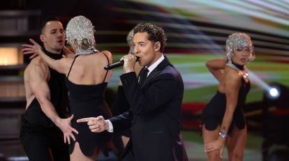 David Bisbal cantando 'Mi gran noche' de Raphael.