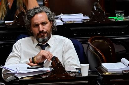 Santiago Cafiero, ex canciller y diputado de la Unión por la Patria, escucha el debate, el 31 de enero.