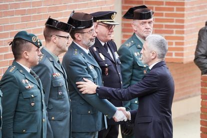 El ministro Grande-Marlaska saludaba a un agente en Pamplona, en la capilla ardiente del guardia civil David Pérez.