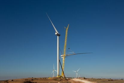 Desmontaje de los componentes de un aerogenerador por parte de RenerCycle.