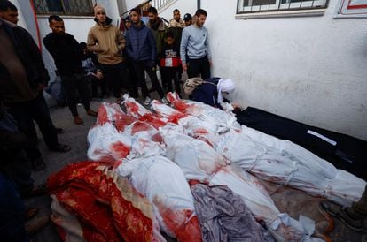 Victimas del bombardeo israelí de este lunes sobre Rafah yacen en la morgue del hospital Al Najar, al sur de la Franja de Gaza.