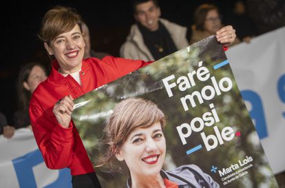 La candidata de Sumar a la presidencia de la Xunta, Marta Lois, posa este jueves, durante el inicio de campaña de Sumar en Cangas do Morrazo, en Pontevedra.