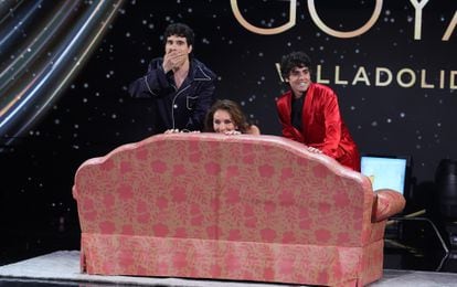 Los presentadores de la gala en pizama, Javier Ambrossi, Ana Belén y Javier Calvo, al comienzo de la gala.
