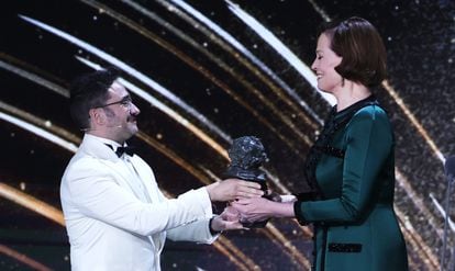 La actriz estadounidense Sigourney Weaver recibe el Goya Internacional de manos del director Juan Antonio Bayona durante la ceremonia de entrega de la 38 edición de los Premios Goya.