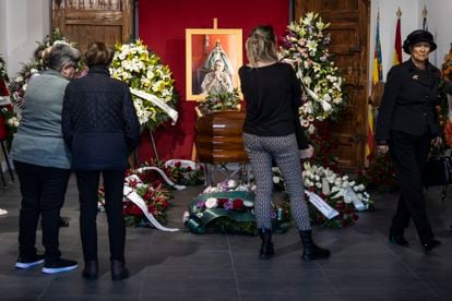 Vecinos de Faura frente al féretro de Fernando Delgado, este lunes.