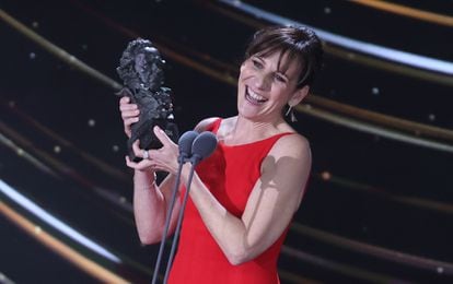 Malena Alterio sujeta el Goya a mejor actriz protagonis'ta por Que nadie duerma'.
