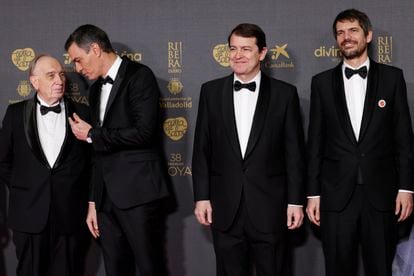 El presidente del Gobierno, Pedro Sánchez (segundo por la izquierda), junto al presidente de la Junta de Castilla y León, Alfonso Fernández Mañueco (segundo por la derecha); el ministro de Cultura, Ernest Urtasun (a la derecha) y el director de la Academia del Cine, Fernando Méndez-Leite (a la izquierda,) posan a su llegada a la ceremonia.
