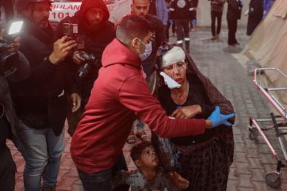 Una mujer y un niño heridos son atendidos a su llegada al hospital de Kuwait, este lunes.