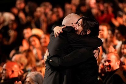 El director de 'Robot dreams', Pablo Berger, abraza a la productora Sandra Tapia tras ganar mejor guion adaptado.