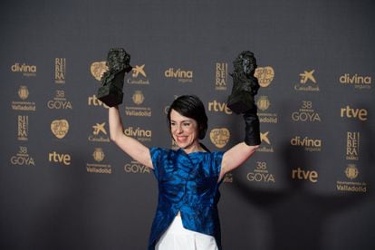 La directora y guionista Estibaliz Urresola posa con los dos premios conseguidos por '20.000 especies de abejas'.