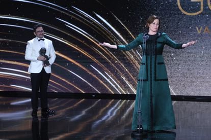 Sigourney Weaver recibe el Goya Internacional de manos de Juan Antonio Bayona.