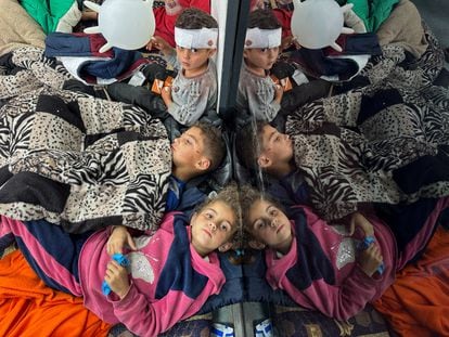 Niños palestinos, heridos en el bombardeo israelí sobre Rafah, son atendidos en un hospital del sur de la Franja de Gaza este lunes.