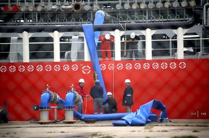 Varios operarios en el puerto de Tarragona cargando el buque de agua con destino a Barcelona en mayo de 2008.